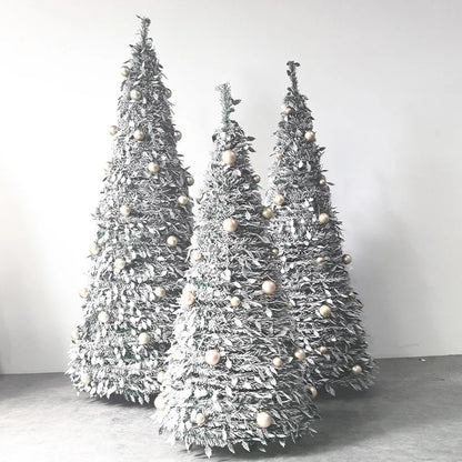 Árvore de Natal com detalhes em neve