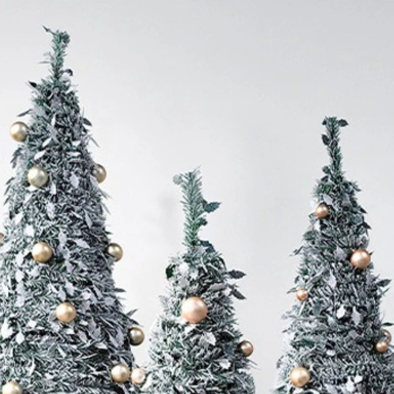 Árvore de Natal com detalhes em neve