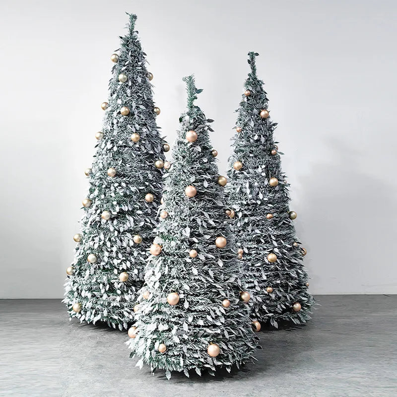 Árvore de Natal com detalhes em neve