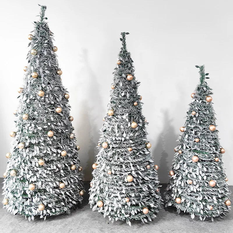 Árvore de Natal com detalhes em neve